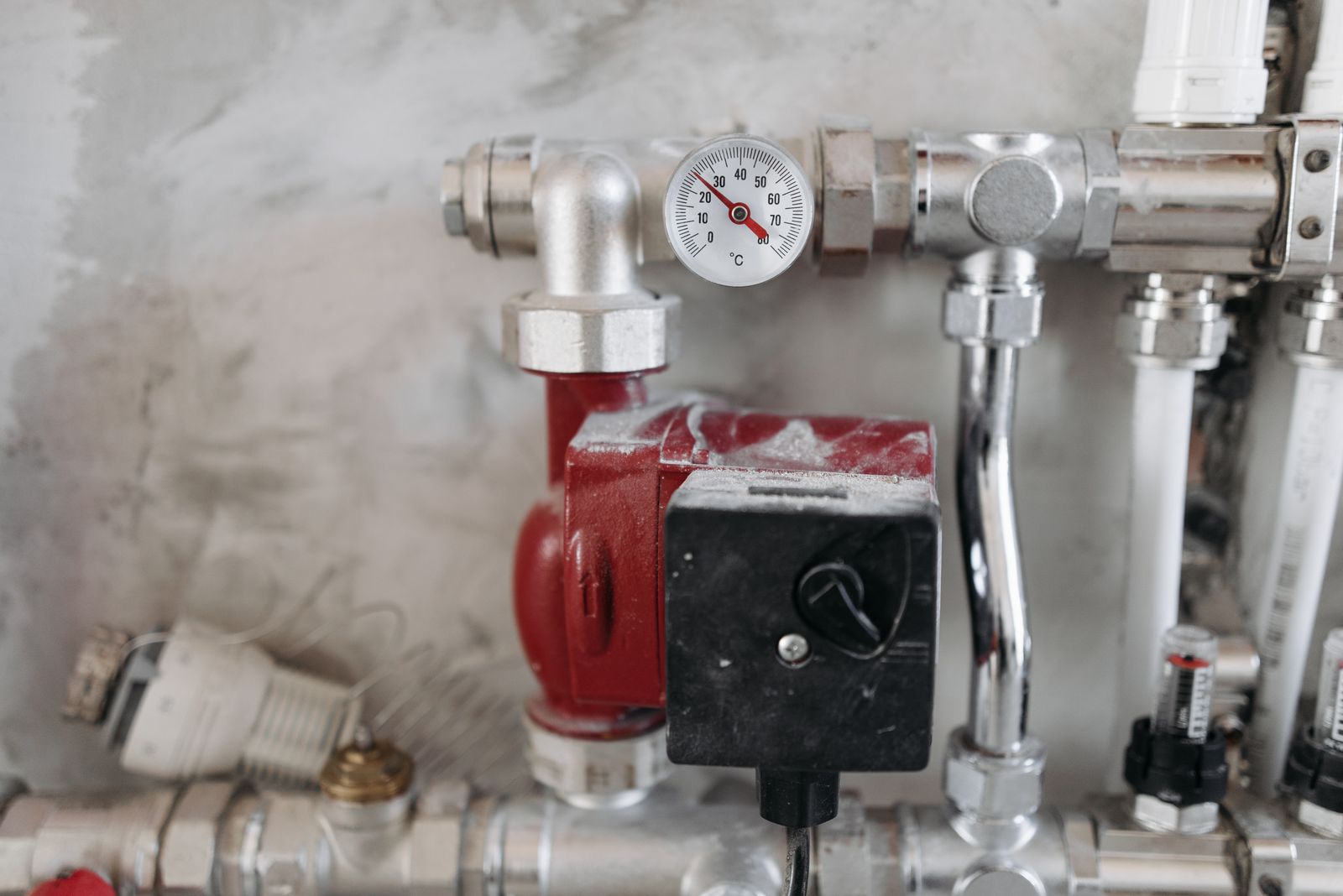 Pumped plumbing system with a pressure gauge